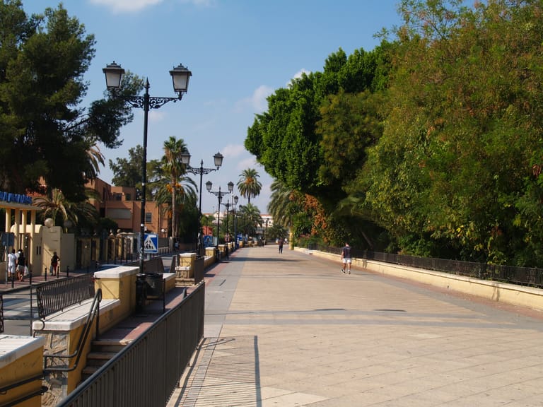 The raised walk of the Paseo del Malecón in Murcia, running above the gardens beside the river.